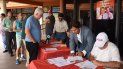 Electores de Hialeah hacen fila para rellenar el formulario de revocación. Electores de Hialeah hacen fila para rellenar el formulario de revocación.