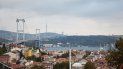 Un gran puente 1.560 metros de largo une ambos lados del estrecho de mar. Un gran puente 1.560 metros de largo une ambos lados del estrecho de mar.