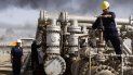 Obreros mantienen en funcionamiento equipo de la refinería de Rumaila, cerca de Basora, en Irak, el 13 de diciembre del 2009. Irak aumentó su producción de petróleo, pero la población no ve el resultado de esa bonanza. Obreros mantienen en funcionamiento equipo de la refinería de Rumaila, cerca de Basora, en Irak, el 13 de diciembre del 2009. Irak aumentó su producción de petróleo, pero la población no ve el resultado de esa bonanza.