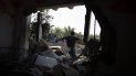 Un niño palestino cruza un agujero en la pared de una casa destrozada tras un ataque aéreo israelí nocturno, en Khan Younis, en el sur de la Franja de Gaza, el 14 de noviembre de 2019. Un niño palestino cruza un agujero en la pared de una casa destrozada tras un ataque aéreo israelí nocturno, en Khan Younis, en el sur de la Franja de Gaza, el 14 de noviembre de 2019.