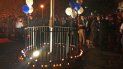 Varias personas se reúnen alrededor de un asta adornada con velas y globos de colores azul, dorado y blanco, representativos de la Escuela Secundaria Saugus, en el Parque Central de Santa Clarita, California, después de un tiroteo en la escuela, el jueves 14 de noviembre de 2019. Varias personas se reúnen alrededor de un asta adornada con velas y globos de colores azul, dorado y blanco, representativos de la Escuela Secundaria Saugus, en el Parque Central de Santa Clarita, California, después de un tiroteo en la escuela, el jueves 14 de noviembre de 2019.