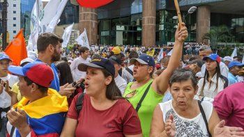 Mujeres venezolanas se concentran en Chacaito en Caracas, durante la protesta convocada por la oposición en toda la nación, así como en más de 50 ciudades de todo el mundo. 