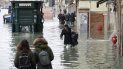 Personas caminan entre el agua durante la marea alta en Venecia el miércoles 13 de noviembre de 2019. Personas caminan entre el agua durante la marea alta en Venecia el miércoles 13 de noviembre de 2019.