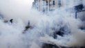 Gas lacrimógeno cubre a manifestantes durante una protesta en el primer aniversario del movimiento chalecos amarillos en París, el sábado 16 de noviembre de 2019. Gas lacrimógeno cubre a manifestantes durante una protesta en el primer aniversario del movimiento chalecos amarillos en París, el sábado 16 de noviembre de 2019.