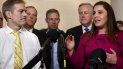 La representante republicana Elise Stefanik habla con la prensa después de la audiencia en la que declaró la exembajadora en Ucrania Marie Yovanovitch en el Congreso, Washington, 15 de noviembre de 2019. La representante republicana Elise Stefanik habla con la prensa después de la audiencia en la que declaró la exembajadora en Ucrania Marie Yovanovitch en el Congreso, Washington, 15 de noviembre de 2019.