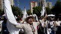 Una mujer asiste a una misa por la paz en una plaza en La Paz, Bolivia, el domingo 17 de noviembre de 2019. Una mujer asiste a una misa por la paz en una plaza en La Paz, Bolivia, el domingo 17 de noviembre de 2019.
