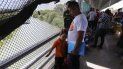 En esta foto del 10 de octubre de 2019, migrantes esperan a que autoridades estadounidenses reabran el punto de ingreso entre Matamoros, México, y Brownsville, Texas, después de que el puente fue cerrado brevemente por las autoridades de Estados Unidos debido a una protesta de algunos migrantes en el lado mexicano. La delincuencia organizada ha sabido adaptarse y aprovechar la presencia de los migrantes: familias enteras, muchas veces con niños, son tratadas como mera mercancía o cual cajeros automáticos andantes, listos para alimentar sus negocios criminales. En esta foto del 10 de octubre de 2019, migrantes esperan a que autoridades estadounidenses reabran el punto de ingreso entre Matamoros, México, y Brownsville, Texas, después de que el puente fue cerrado brevemente por las autoridades de Estados Unidos debido a una protesta de algunos migrantes en el lado mexicano. La delincuencia organizada ha sabido adaptarse y aprovechar la presencia de los migrantes: familias enteras, muchas veces con niños, son tratadas como mera mercancía o cual cajeros automáticos andantes, listos para alimentar sus negocios criminales.