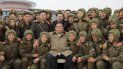 En esta fotografía sin fecha difundida el lunes 18 de noviembre de 2019 por el gobierno norcoreano, el gobernante norcoreano Kim Jon Un, al centro, posa con tiradores especializados y soldados de la fuerza aérea de su país en un lugar desconocido en Corea del Norte. En esta fotografía sin fecha difundida el lunes 18 de noviembre de 2019 por el gobierno norcoreano, el gobernante norcoreano Kim Jon Un, al centro, posa con tiradores especializados y soldados de la fuerza aérea de su país en un lugar desconocido en Corea del Norte.