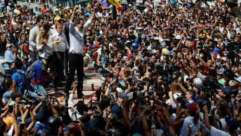 El político opositor Juan Guaidó saluda a los partidarios en una manifestación antigubernamental, en Caracas, Venezuela, el sábado 16 de noviembre de 2019