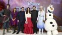 Actores vestidos como los personajes de Kristoff, Anna, Elsa y Olaf posan con los actores Josh Gad, Idina Menzel, en el centro, y Jonathan Groff a su llegada a la premiere europea de Frozen 2 en Londres, el domingo 17 de noviembre del 2019. Actores vestidos como los personajes de Kristoff, Anna, Elsa y Olaf posan con los actores Josh Gad, Idina Menzel, en el centro, y Jonathan Groff a su llegada a la premiere europea de Frozen 2 en Londres, el domingo 17 de noviembre del 2019.