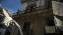 Fotografía del 9 de noviembre de 2019 de un hombre en el balcón de su casa en La Habana, Cuba, el 16 de noviembre de 2019, día del aniversario 500 de la capital de la isla. Fotografía del 9 de noviembre de 2019 de un hombre en el balcón de su casa en La Habana, Cuba, el 16 de noviembre de 2019, día del aniversario 500 de la capital de la isla.