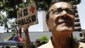 Una mujer sostiene un letrero durante una protesta contra el régimen de Nicolás Maduro afuera de la oficina del Programa de las Naciones Unidas para el Desarrollo en Caracas, Venezuela, el viernes 21 de junio de 2019. Una mujer sostiene un letrero durante una protesta contra el régimen de Nicolás Maduro afuera de la oficina del Programa de las Naciones Unidas para el Desarrollo en Caracas, Venezuela, el viernes 21 de junio de 2019.