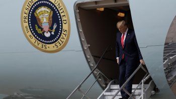 El presidente Donald Trump llega al Aeropuerto Internacional Austin-Bergstrom para una visita a una planta de Apple, el miércoles 20 de noviembre de 2019, en Austin.