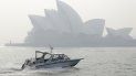 Un taxi acuático pasa en medio de una neblina por delante de la Ópera de Sydney, el jueves 21 de noviembre de 2019. Un taxi acuático pasa en medio de una neblina por delante de la Ópera de Sydney, el jueves 21 de noviembre de 2019.