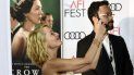 La actriz Gillian Anderson, miembro del elenco de la serie de Netflix The Crown, se toma una selfie en la alfombra roja de una función de gala en el AFI Fest, en el Teatro Chino TCL, el sábado 16 de noviembre del 2019 en Los Angeles. La actriz Gillian Anderson, miembro del elenco de la serie de Netflix The Crown, se toma una selfie en la alfombra roja de una función de gala en el AFI Fest, en el Teatro Chino TCL, el sábado 16 de noviembre del 2019 en Los Angeles.