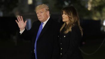 El presidente Donald Trump y la primera dama Melania Trump caminan rumbo al interior de la Casa Blanca tras su llegada el jueves 21 de noviembre de 2019, en Washington. 
