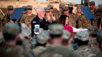 El vicepresidente Mike Pence y su esposa Karen Pence arriban para un encuentro con las tropas estadounidenses en el Aeropuerto Internacional de Erbil, Irak, el sábado 23 de noviembre de 2019. 