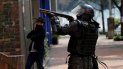 Un policía apunta una escopeta durante una protesta estudiantil en Bogotá, el sábado 23 de noviembre de 2019. Las autoridades colombianas mantienen una acentuada presencia policial y militar en la capital del país tras dos días de disturbios. Un policía apunta una escopeta durante una protesta estudiantil en Bogotá, el sábado 23 de noviembre de 2019. Las autoridades colombianas mantienen una acentuada presencia policial y militar en la capital del país tras dos días de disturbios.