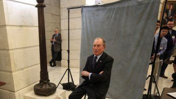 El ex alcalde de Nueva York, Michael Bloomberg, posa para una foto en el capitolio en Little Rock, Arkansas, el martes 12 de noviembre de 2019. 