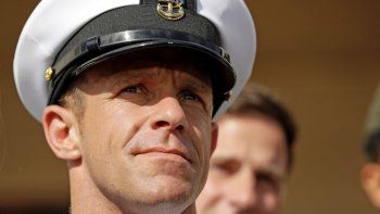 Esta fotografía de archivo del 2 de julio de 2019 muestra al jefe de operaciones especiales de la Marina, Edward Gallagher, saliendo de un tribunal militar en la Base Naval de San Diego.
