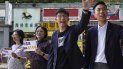 El candidato ganador de las elecciones locales Kelvin Lam, a la derecha, junto al activista prodemocracia Joshua Wong, segundo por la derecha, saludan a la gente y dan gracias por el apoyo en la estación South Horizons de Hong Kong, el lunes de noviembre de 2019. El candidato ganador de las elecciones locales Kelvin Lam, a la derecha, junto al activista prodemocracia Joshua Wong, segundo por la derecha, saludan a la gente y dan gracias por el apoyo en la estación South Horizons de Hong Kong, el lunes de noviembre de 2019.