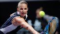En imagen de archivo del sábado 2 de noviembre de 2019, la checa Karolina Pliskova responde un tiro del australiano Ashleigh Barty durante las Finales de la WTA, en el Centro Deportivo Shenzhen Bay en Shenzhen, en la provincia china de Guangdong En imagen de archivo del sábado 2 de noviembre de 2019, la checa Karolina Pliskova responde un tiro del australiano Ashleigh Barty durante las Finales de la WTA, en el Centro Deportivo Shenzhen Bay en Shenzhen, en la provincia china de Guangdong