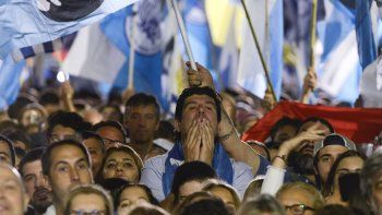 Fotografía del 24 de noviembre de 2019 de simpatizantes del candidato presidencial Luis Lacalle Pou, en Montevideo, Uruguay.