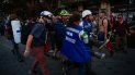 Un manifestante antigubernamental herido es llevado a un lugar seguro durante los enfrentamientos con la policía chilena en Santiago, Chile, el viernes 22 de noviembre de 2019. Human Rights Watch se sumó el martes 26 de noviembre de 2019 a a la lista de organizaciones que han denunciado graves abusos policiales en la represión de las protestas que sacuden a Chile, mientras el país vive una nueva jornada de manifestaciones Un manifestante antigubernamental herido es llevado a un lugar seguro durante los enfrentamientos con la policía chilena en Santiago, Chile, el viernes 22 de noviembre de 2019. Human Rights Watch se sumó el martes 26 de noviembre de 2019 a a la lista de organizaciones que han denunciado graves abusos policiales en la represión de las protestas que sacuden a Chile, mientras el país vive una nueva jornada de manifestaciones