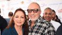 Gloria y Emilio Estefan posan durante la entrega de almuerzos que ofrecen cada año a los más necesitados por el Día de Acción de Gracias. Gloria y Emilio Estefan posan durante la entrega de almuerzos que ofrecen cada año a los más necesitados por el Día de Acción de Gracias.