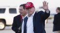 El presidente Donald Trump saluda mientras desciende del avión presidencial acompañado por el senador John Barraso, en el Aeropuerto Internacional de Palm Beach, el viernes 29 de noviembre de 2019, en West Palm Beach, Florida. El presidente Donald Trump saluda mientras desciende del avión presidencial acompañado por el senador John Barraso, en el Aeropuerto Internacional de Palm Beach, el viernes 29 de noviembre de 2019, en West Palm Beach, Florida.
