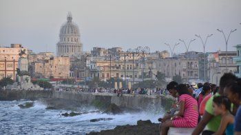 Vista parcial del malecón de La Habana, Cuba. 