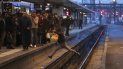 Un pasajero pasa encima de los rieles en la estación de trenes Gare de Lyon en Francia, el 3 de abril del 2018. Un pasajero pasa encima de los rieles en la estación de trenes Gare de Lyon en Francia, el 3 de abril del 2018.
