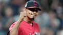 En esta fotografía del 20 de septiembre de 2019, el lanzador de los Indios de Cleveland, Carlos Carrasco, celebra la victoria del equipo por 5-2 sobre los Filis de Filadelfia en Cleveland En esta fotografía del 20 de septiembre de 2019, el lanzador de los Indios de Cleveland, Carlos Carrasco, celebra la victoria del equipo por 5-2 sobre los Filis de Filadelfia en Cleveland