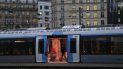 Un hombre camina por el interior de un tren de cercanías en la estación Saint-Lazare de París, el 5 de diciembre de 2019. Un hombre camina por el interior de un tren de cercanías en la estación Saint-Lazare de París, el 5 de diciembre de 2019.