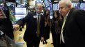 El director general de Petrobras, Roberto Castello Branco, habla con el especialista Meric Greenbaum en la Bolsa de Valores de Nueva York. El director general de Petrobras, Roberto Castello Branco, habla con el especialista Meric Greenbaum en la Bolsa de Valores de Nueva York.