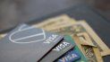 La imagen de archivo del 11 de agosto de 2019 muestra dinero en efectivo y tarjetas de crédito y débito Visa en Nueva Orleáns. La imagen de archivo del 11 de agosto de 2019 muestra dinero en efectivo y tarjetas de crédito y débito Visa en Nueva Orleáns.