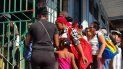 Las familias hacen largas cola en La Habana desde horas de la madrugada para poder comprar dos jabones de baño Las familias hacen largas cola en La Habana desde horas de la madrugada para poder comprar dos jabones de baño