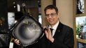 El premio Nobel de Física 2019 Didier Queloz sostiene su silla firmada como parte de la tradicional ceremonia de firma de la silla Nobel en el Museo Nobel de Estocolmo, Suecia, el viernes 6 de diciembre de 2019. El premio Nobel de Física 2019 Didier Queloz sostiene su silla firmada como parte de la tradicional ceremonia de firma de la silla Nobel en el Museo Nobel de Estocolmo, Suecia, el viernes 6 de diciembre de 2019.