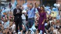El presidente argentino saliente Mauricio Macri, al centro, su compañero de fórmula Miguel Ángel Pichetto, izquierda, y la primera dama Juliana Awada alientan a la multitud durante un mitin en Buenos Aires, Argentina, el sábado 7 de diciembre de 2019. El presidente argentino saliente Mauricio Macri, al centro, su compañero de fórmula Miguel Ángel Pichetto, izquierda, y la primera dama Juliana Awada alientan a la multitud durante un mitin en Buenos Aires, Argentina, el sábado 7 de diciembre de 2019.