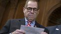 El presidente de la Comisión de Asuntos Jurídicos de la Cámara de Representantes, Jerrold Nadler, observa notas al unirse a los demócratas de la cámara baja en el Capitolio, Washington, el viernes 6 de diciembre de 2019. El presidente de la Comisión de Asuntos Jurídicos de la Cámara de Representantes, Jerrold Nadler, observa notas al unirse a los demócratas de la cámara baja en el Capitolio, Washington, el viernes 6 de diciembre de 2019.