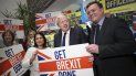 La secretaria británica de Interior, Priti Patel, en el centro izquierda, el primer ministro británico, Boris Johnson, en el centro, y el parlamentario Will Quince, posan sosteniendo un cartel antes un mitin, dentro de la campaña para las elecciones generales, en Colchester, Inglaterra, el lunes 2 de diciembre de 2019. La secretaria británica de Interior, Priti Patel, en el centro izquierda, el primer ministro británico, Boris Johnson, en el centro, y el parlamentario Will Quince, posan sosteniendo un cartel antes un mitin, dentro de la campaña para las elecciones generales, en Colchester, Inglaterra, el lunes 2 de diciembre de 2019.