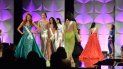 Concursantes desfilan en trajes de gala durante el certamen de belleza Miss Universo. Concursantes desfilan en trajes de gala durante el certamen de belleza Miss Universo.