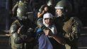 Varios policías detienen a manifestantes durante una protesta en Santiago, Chile, el sábado 7 de diciembre de 2019. Varios policías detienen a manifestantes durante una protesta en Santiago, Chile, el sábado 7 de diciembre de 2019.