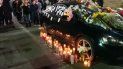 Flores, tarjetas y velas son depositadas alrededor del automóvil de Frank Ordoñez. Flores, tarjetas y velas son depositadas alrededor del automóvil de Frank Ordoñez.
