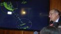 En esta imagen tomada de un video, el general Eduardo Mosqueira (derecha), de la Fuerza Aérea de Chile, habla a reporteros delante de un mapa de la zona donde desapareció un avión, en Punta Arenas, Chile, el 9 de diciembre de 2019. En esta imagen tomada de un video, el general Eduardo Mosqueira (derecha), de la Fuerza Aérea de Chile, habla a reporteros delante de un mapa de la zona donde desapareció un avión, en Punta Arenas, Chile, el 9 de diciembre de 2019.