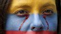 Fotografía del 27 de noviembre de 2019 de una mujer con el rostro pintado con los colores de la bandera de Colombia. Fotografía del 27 de noviembre de 2019 de una mujer con el rostro pintado con los colores de la bandera de Colombia.