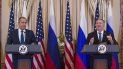 El canciller ruso Sergey Lavrov, izquierda, escucha al secretario de Estado Mike Pompeo hablar durante una conferencia de prensa tras su reunión en el Departamento de Estado el martes 10 de diciembre de 2019 en Washington. El canciller ruso Sergey Lavrov, izquierda, escucha al secretario de Estado Mike Pompeo hablar durante una conferencia de prensa tras su reunión en el Departamento de Estado el martes 10 de diciembre de 2019 en Washington.