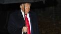 El presidente Donald Trump abandona la Oficina Oval para hablar con los reporteros en la Casa Blanca, Washington, el martes 10 de diciembre de 2019. El presidente Donald Trump abandona la Oficina Oval para hablar con los reporteros en la Casa Blanca, Washington, el martes 10 de diciembre de 2019.