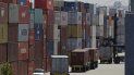 En esta imagen de archivo, tomada el 22 de julio de 2019, contenedores de mercancías apilados en columnas a la espera de ser cargados en camiones en el puerto de Oakland, en Oakland, California. En esta imagen de archivo, tomada el 22 de julio de 2019, contenedores de mercancías apilados en columnas a la espera de ser cargados en camiones en el puerto de Oakland, en Oakland, California.