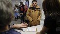 Esta fotografía muestra al brasileño Helison Alvarenga, al centro, hablando con las voluntarias Marcia Previatti, en primer plano a la izquierda, y Arlene Vilela, en primer plano a la derecha, en el Centro Comunitario Nueva Inglaterra en Stoughton, Massachussets. Esta fotografía muestra al brasileño Helison Alvarenga, al centro, hablando con las voluntarias Marcia Previatti, en primer plano a la izquierda, y Arlene Vilela, en primer plano a la derecha, en el Centro Comunitario Nueva Inglaterra en Stoughton, Massachussets.